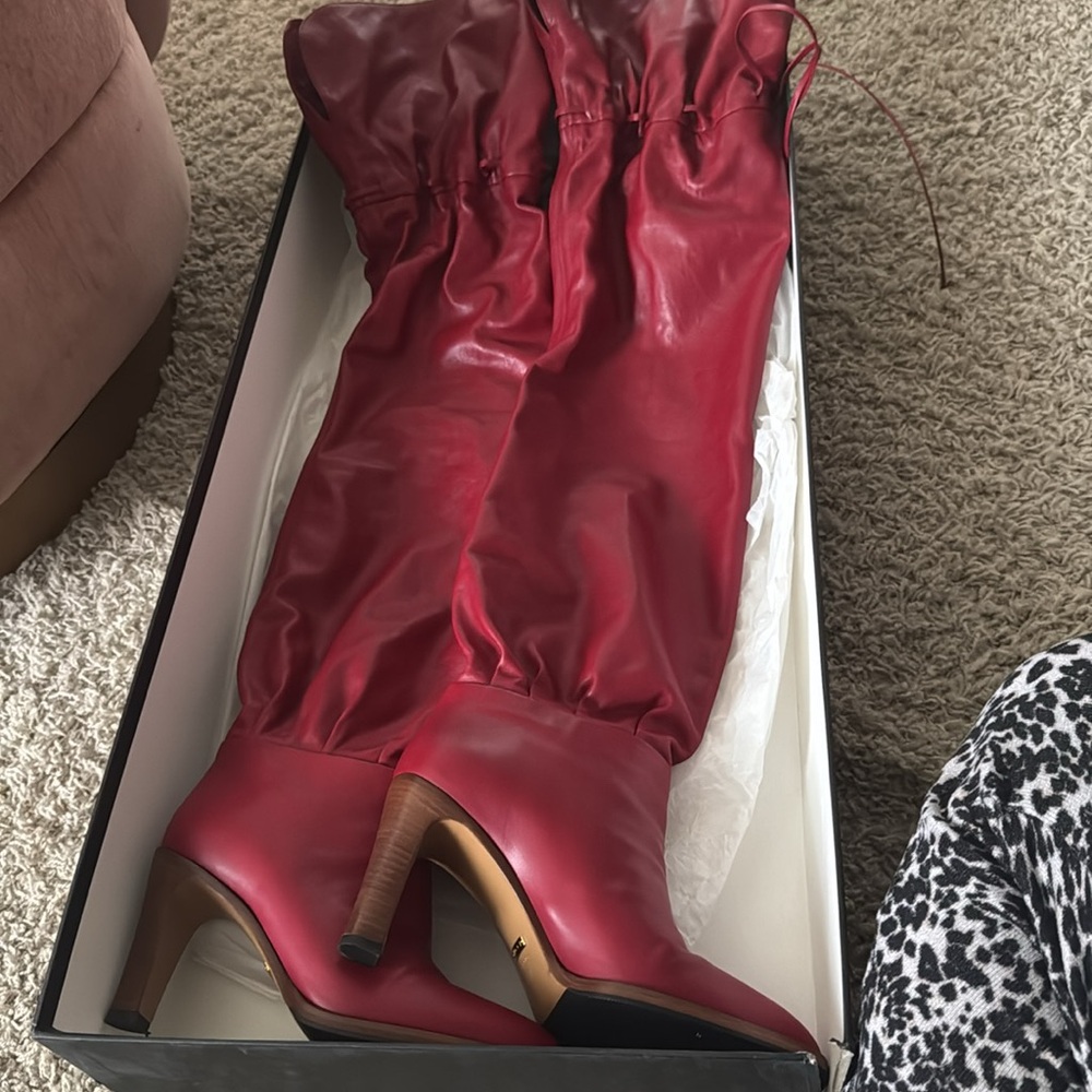 Gucci Red
Leather Thigh high Lace-Up Boots
